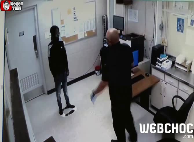 Video :After striking a prisoner, a police officer is dismissed